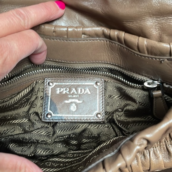 Prada handbag 😍FLASH SALE😍 - Picture 4 of 16